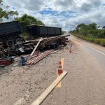 Grave acidente entre carretas deixa três mortos e um ferido na BR-222