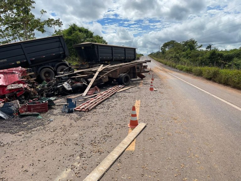 Grave acidente entre carretas deixa três mortos e um ferido na BR-222