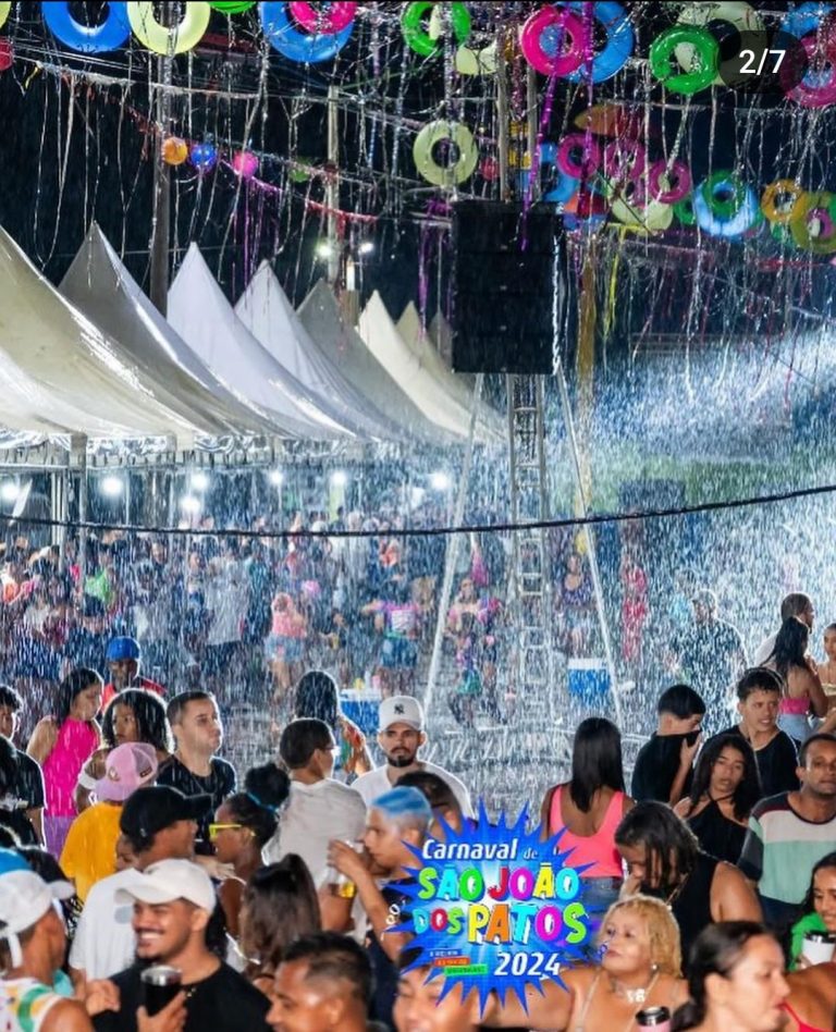 Chuva não impede foliões de curtirem o Carnaval em São João dos Patos