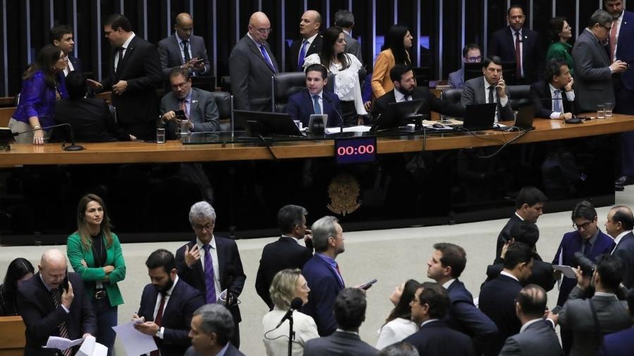 Direita e Centrão travam pautas de interesse da população no Congresso 