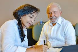 De volta ao jogo: Eliziane Gama se filia ao PT com aval de Lula e mira protagonismo no Senado