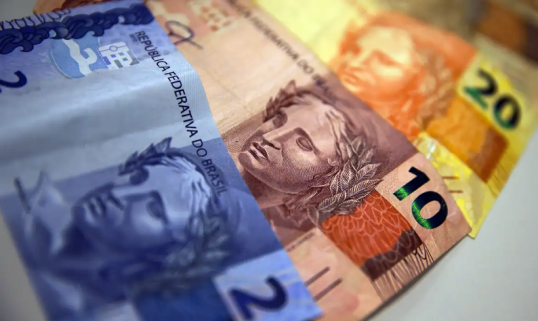 Aposentados e pensionistas do INSS começam a receber 13º nesta sexta